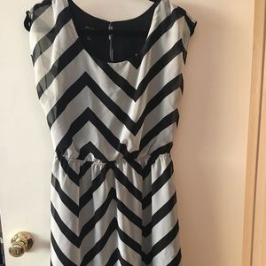 BCX Junior Sizie M: b/w Chevron hi-low Dress